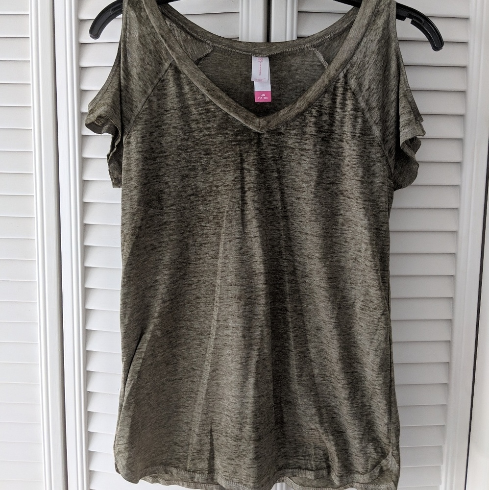Open hole sleeve shirt.